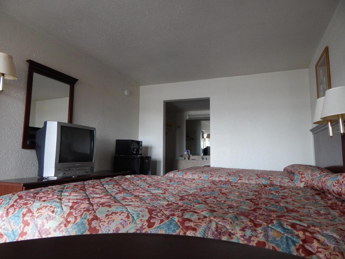 Double Room with Two Double Beds - Smoking at Knights Inn Plant City