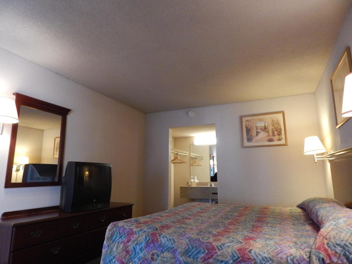 King Room - Non-Smoking at Knights Inn Plant City
