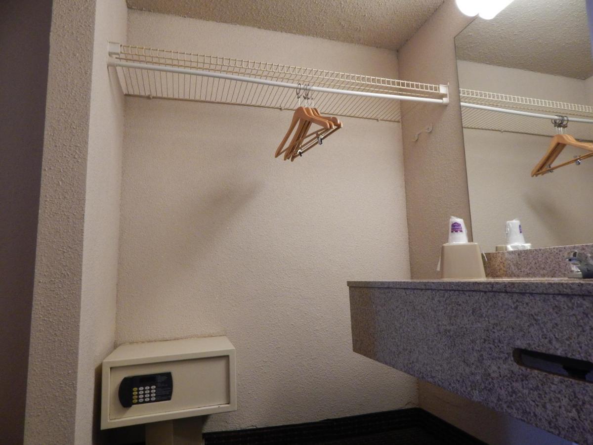Double Room with Two Double Beds - Smoking at Knights Inn Plant City