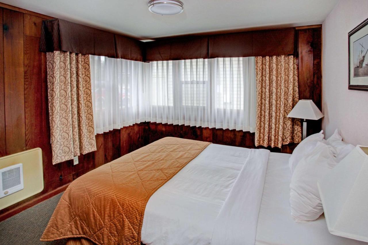 Queen Suite at Clarion Inn Surfrider Resort