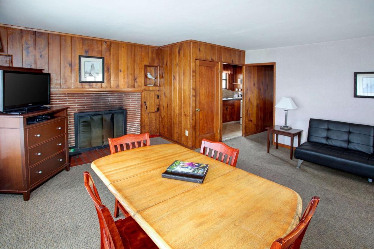 Queen Suite at Clarion Inn Surfrider Resort
