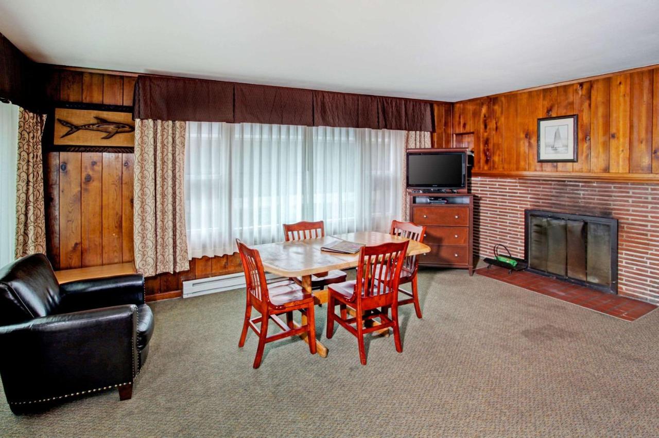 Queen Suite at Clarion Inn Surfrider Resort