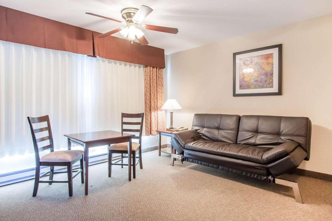 Queen Suite at Clarion Inn Surfrider Resort