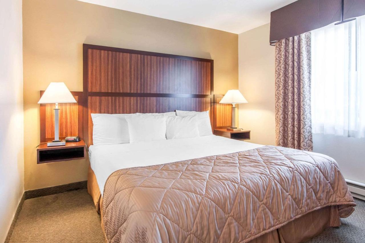 Queen Suite at Clarion Inn Surfrider Resort