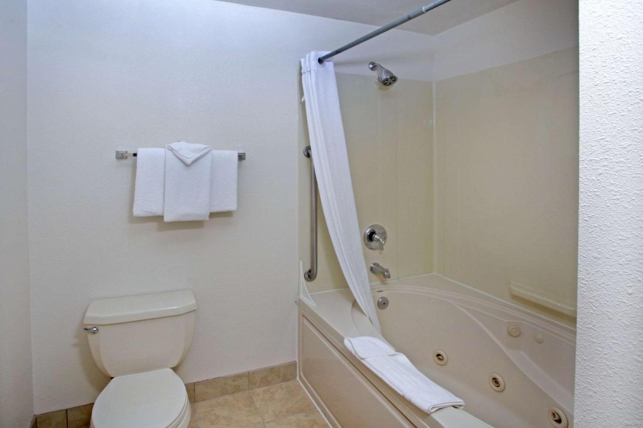 King Room with Spa Bath at Clarion Inn Surfrider Resort
