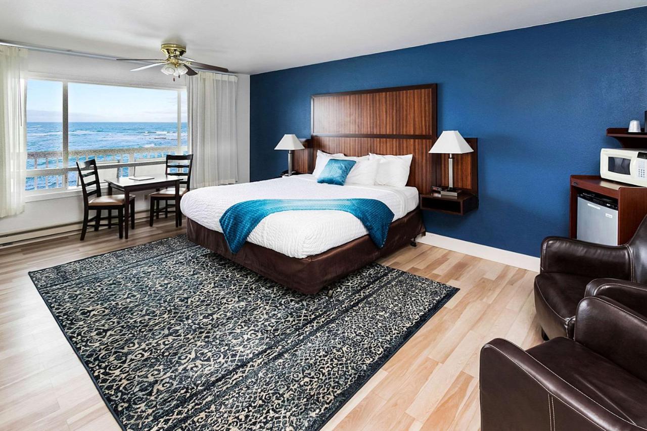 King Room with Spa Bath at Clarion Inn Surfrider Resort