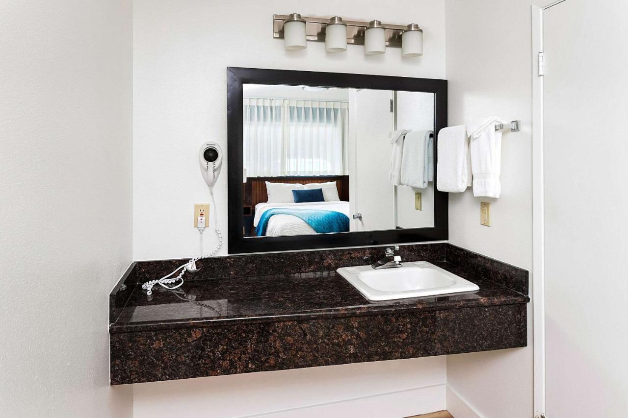 Queen Suite with Two Queen Beds at Clarion Inn Surfrider Resort