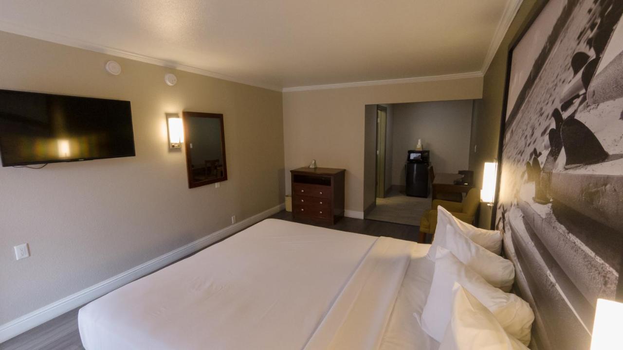 | Super 8 by Wyndham Santa Cruz/Beach Boardwalk East