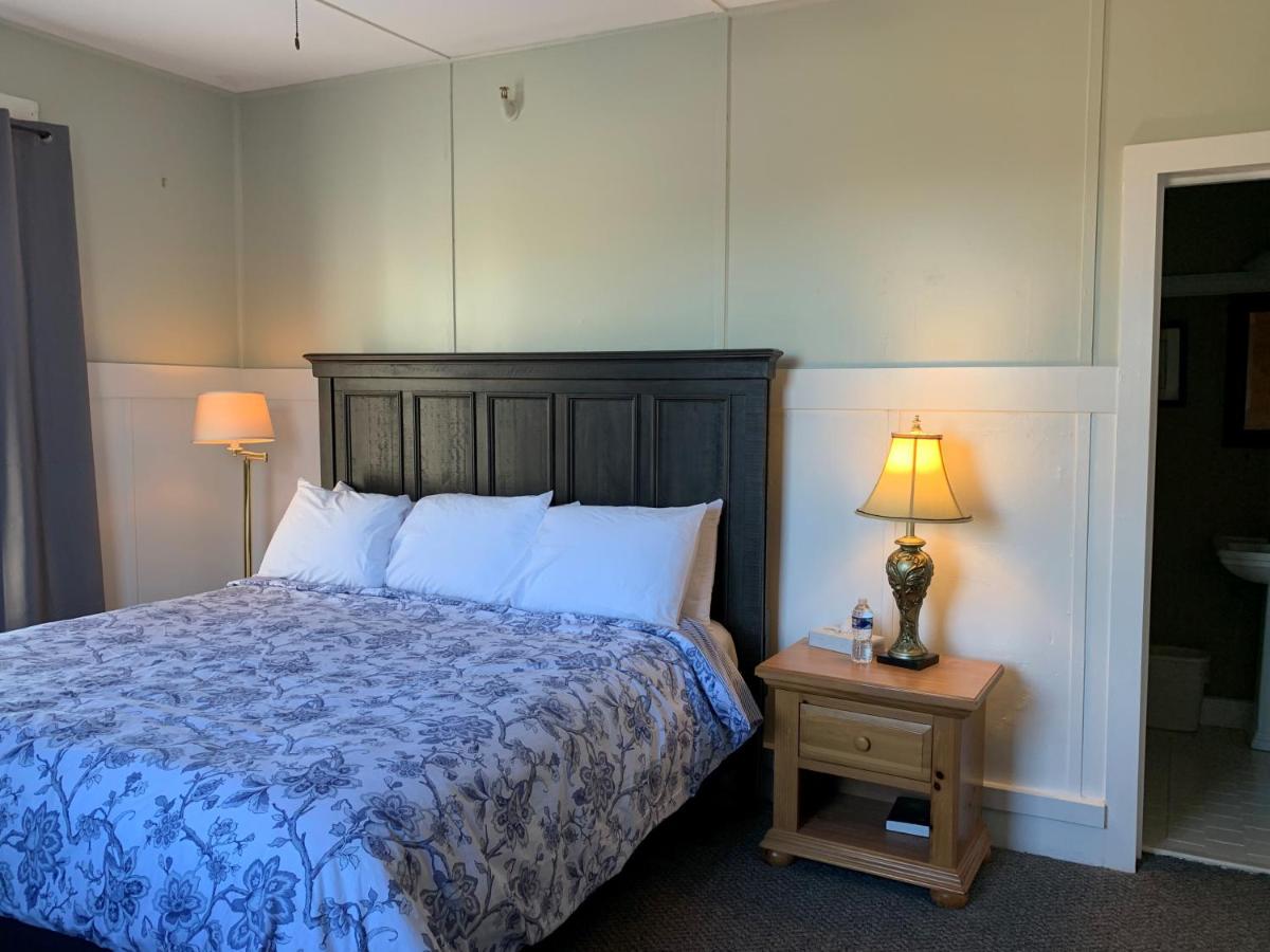 Superior King Room at Woodbridge Inn & Tavern