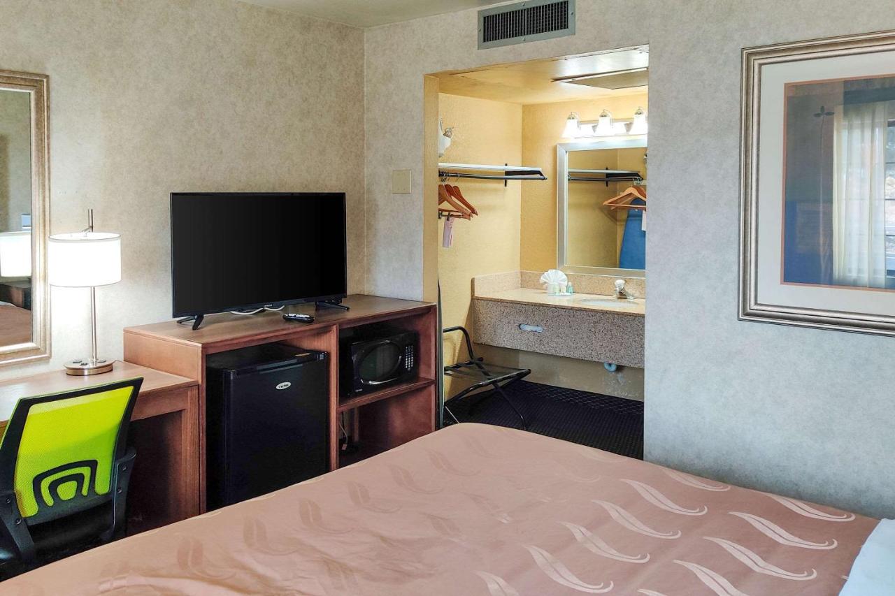 Standard King Room - Non-Smoking at Econo lodge Flagstaff East I-40