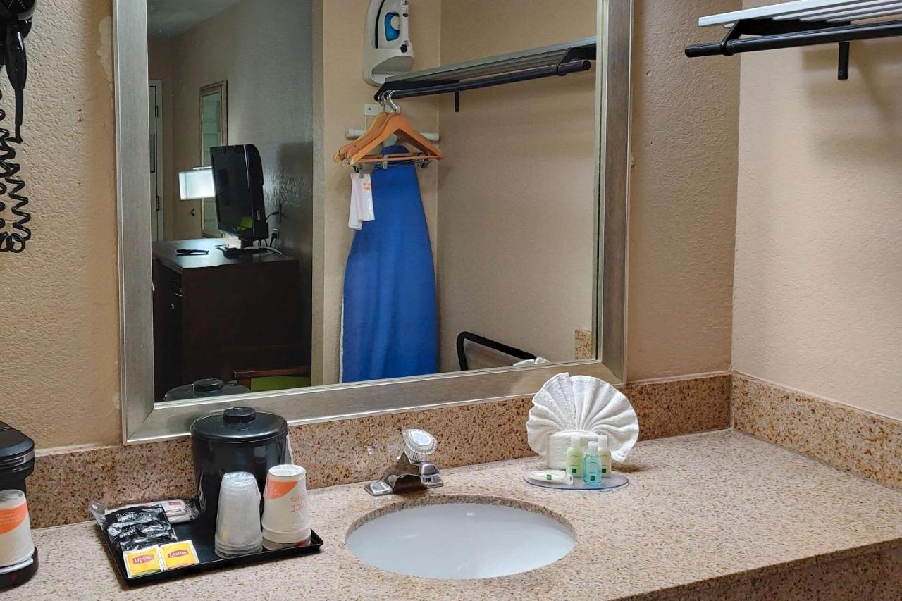 Standard King Room - Non-Smoking at Econo lodge Flagstaff East I-40