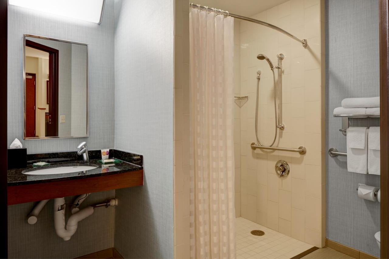 King Room with Roll-in-Shower - Accessible at Hyatt Place Phoenix/Mesa