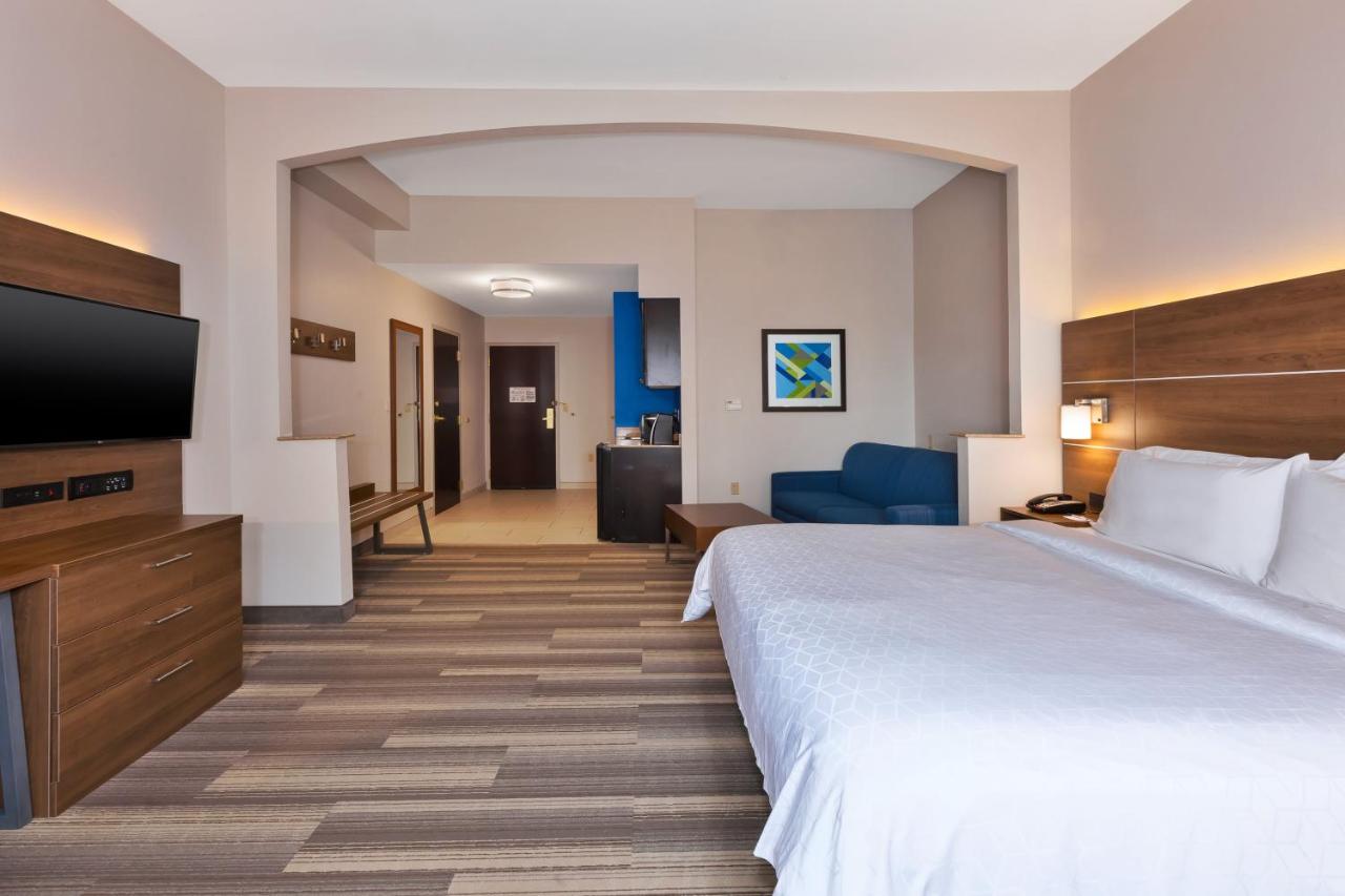 Double Suite - Mobility Access Tub/Non-Smoking at Holiday Inn Express & Suites Warminster - Horsham by IHG