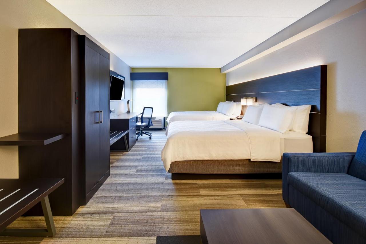 Queen Room with Two Queen Beds at Holiday Inn Express & Suites Allentown-Dorney Park Area by IHG