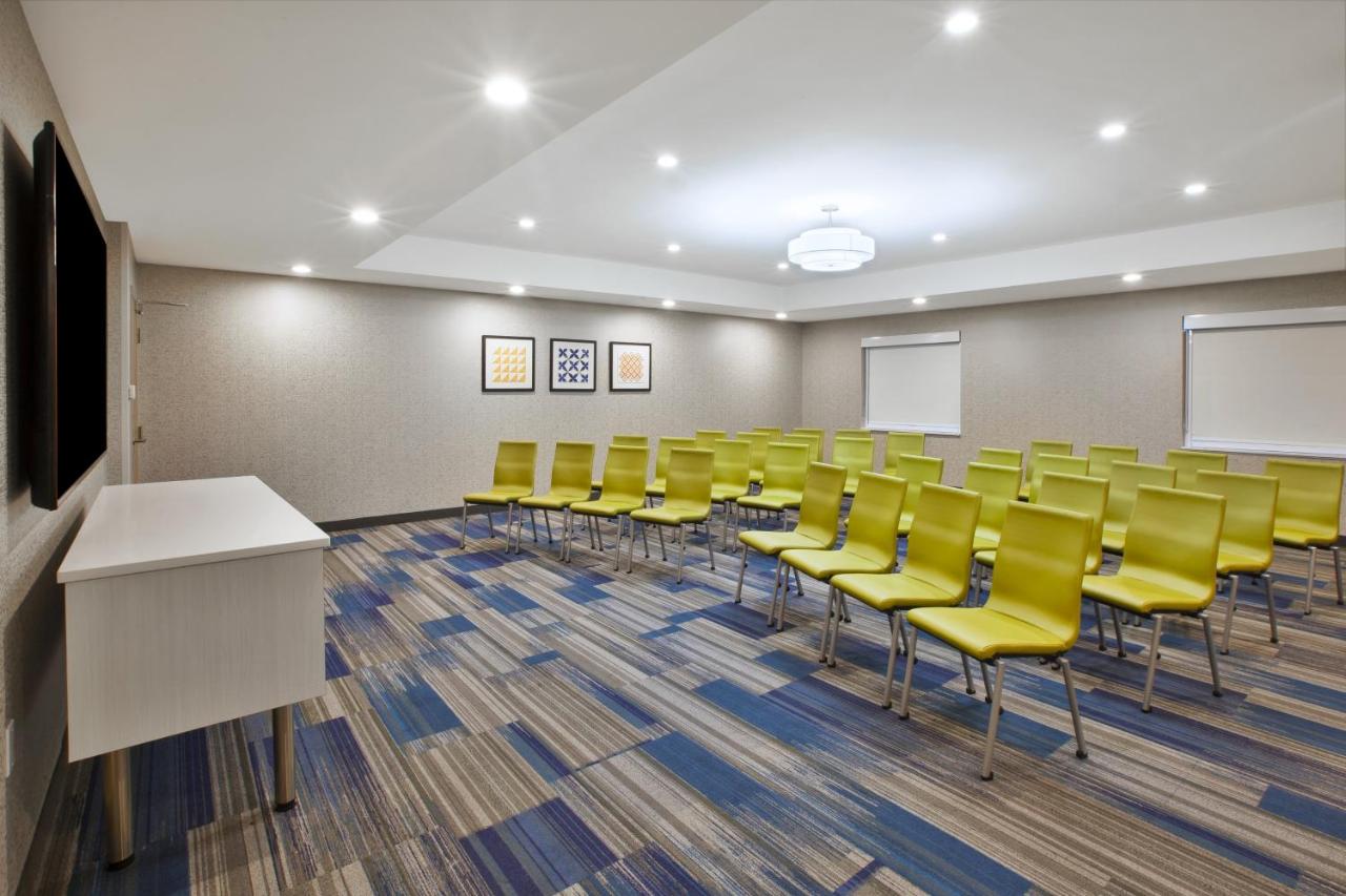 | Holiday Inn Express Rochester-Victor, an IHG Hotel