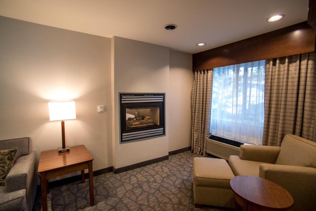 Queen Suite with Fireplace at HiMark