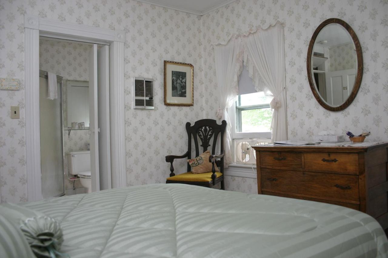 | Inn at Starlight Lake & Restaurant