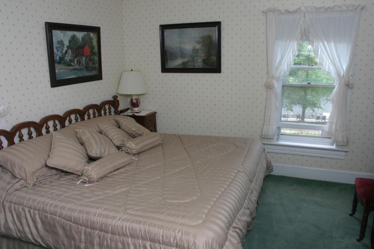 | Inn at Starlight Lake & Restaurant