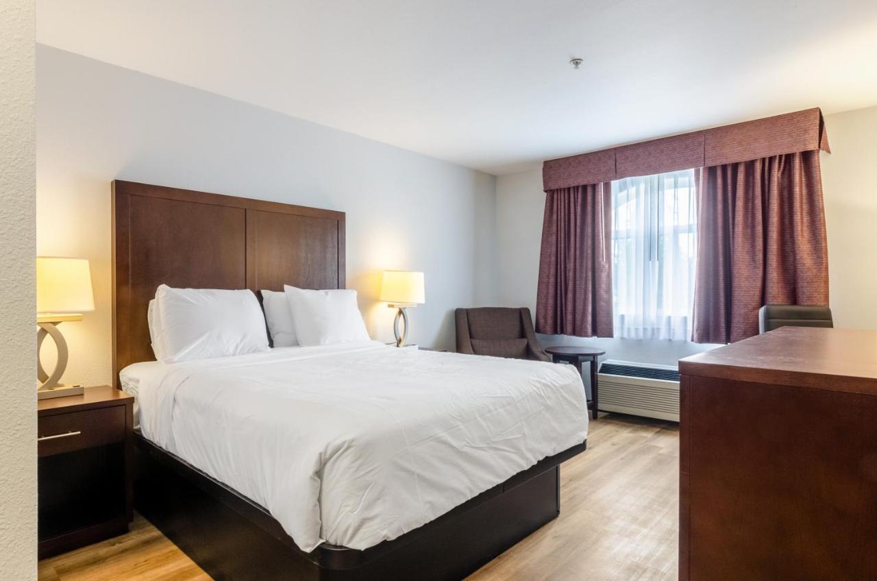 1 Queen Bed at Red Lion Inn & Suites Des Moines