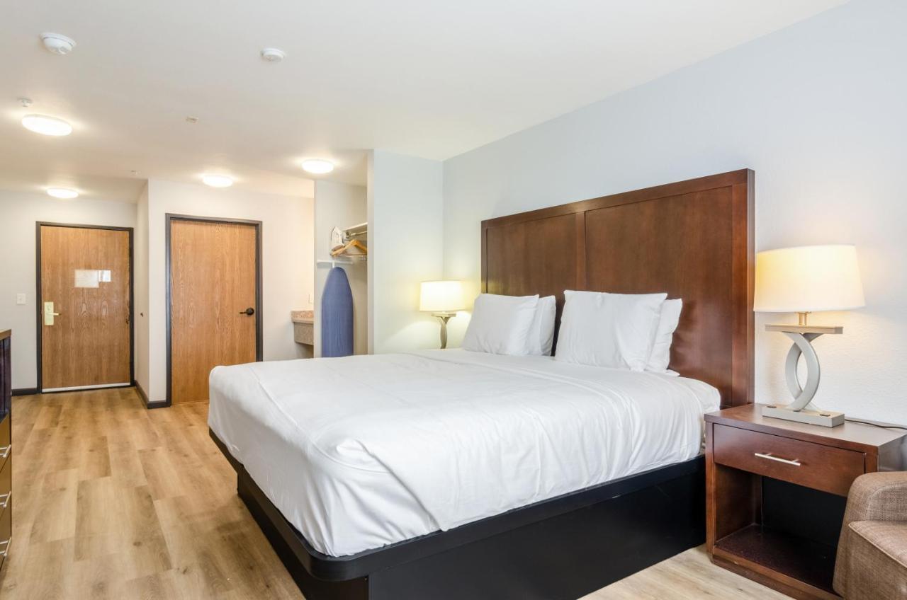 1 Queen Bed at Red Lion Inn & Suites Des Moines