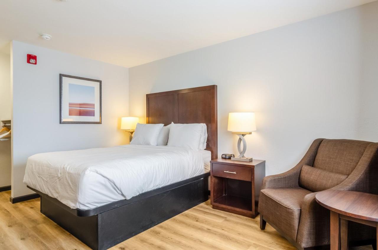1 King Bed at Red Lion Inn & Suites Des Moines