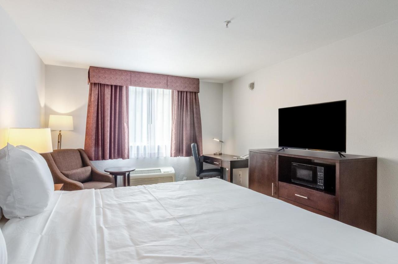 1 King Bed at Red Lion Inn & Suites Des Moines