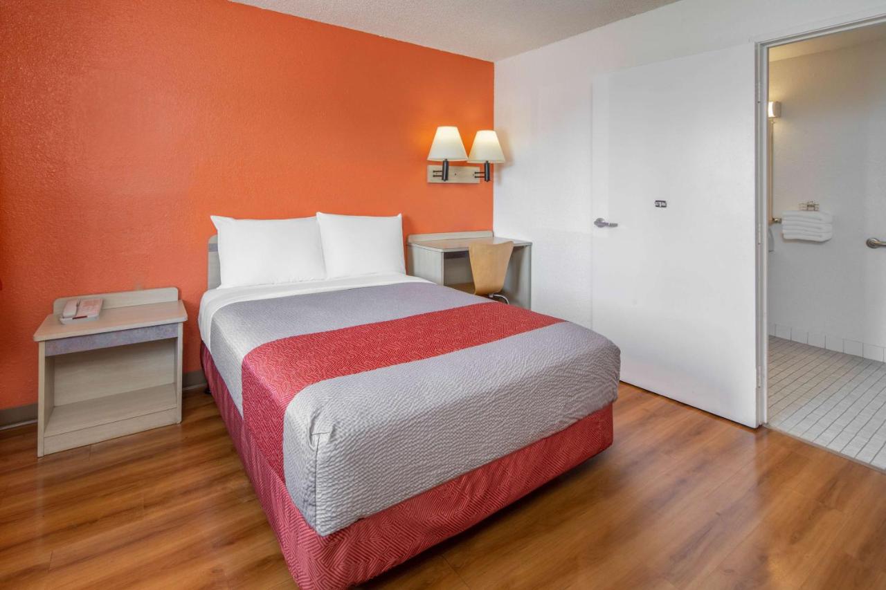 | Motel 6-Sepulveda, CA - Los Angeles - Van Nuys - North Hills