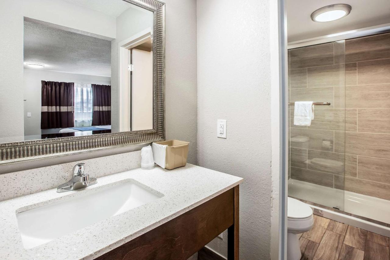 King Room - Non-Smoking at Clarion Pointe East Lansing University Area
