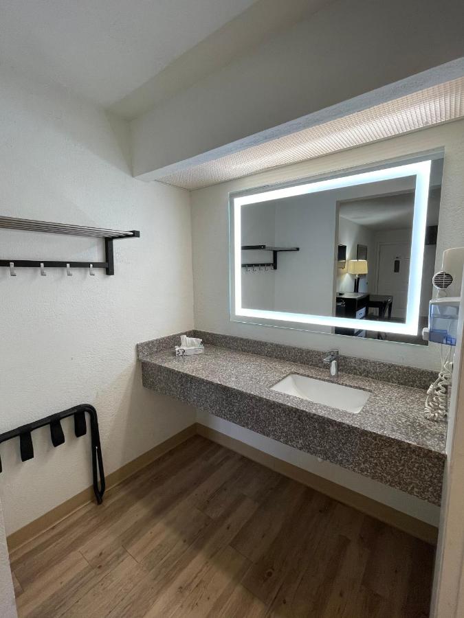  | Tricove Inn & Suites