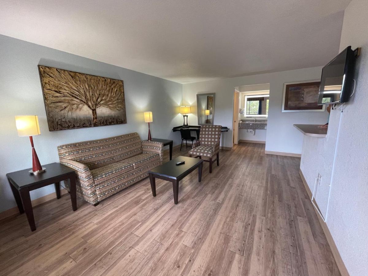  | Tricove Inn & Suites