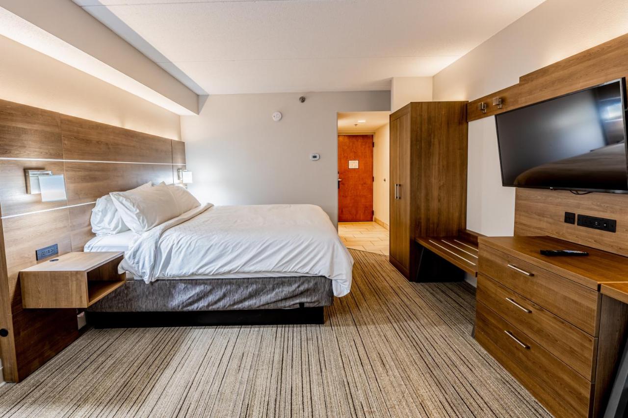 Deluxe King Room - Mobility Access at Holiday Inn Express Indianapolis South by IHG