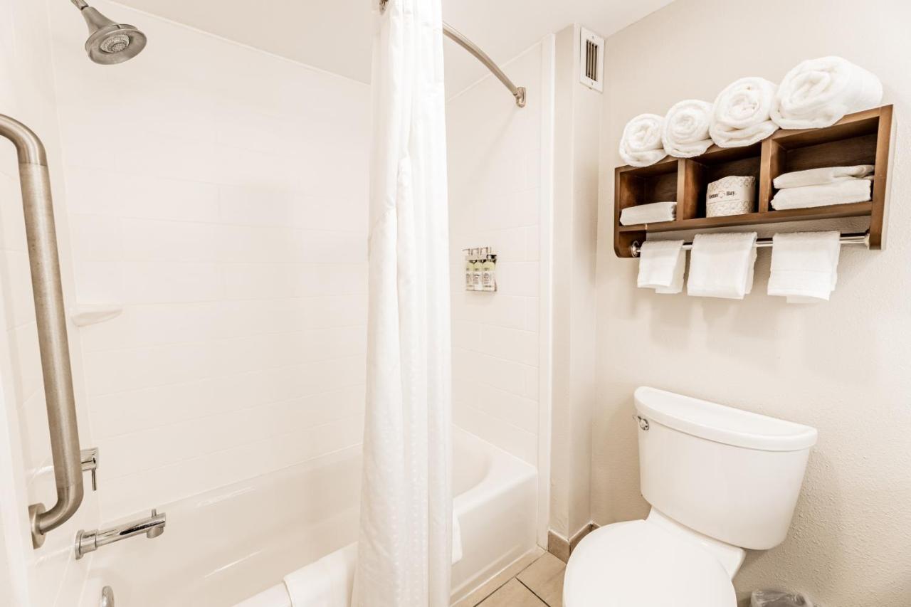 Deluxe King Room - Mobility Access at Holiday Inn Express Indianapolis South by IHG