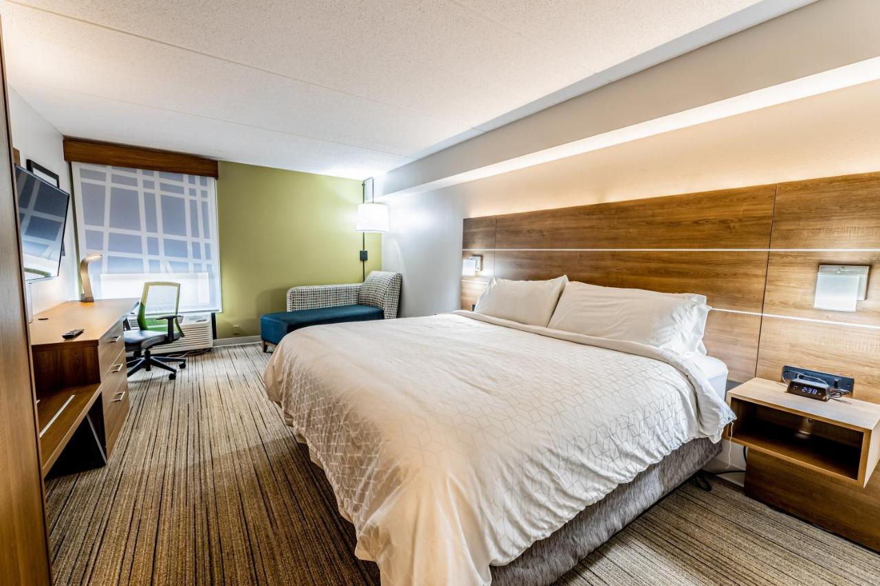 Deluxe King Room - Mobility Access at Holiday Inn Express Indianapolis South by IHG