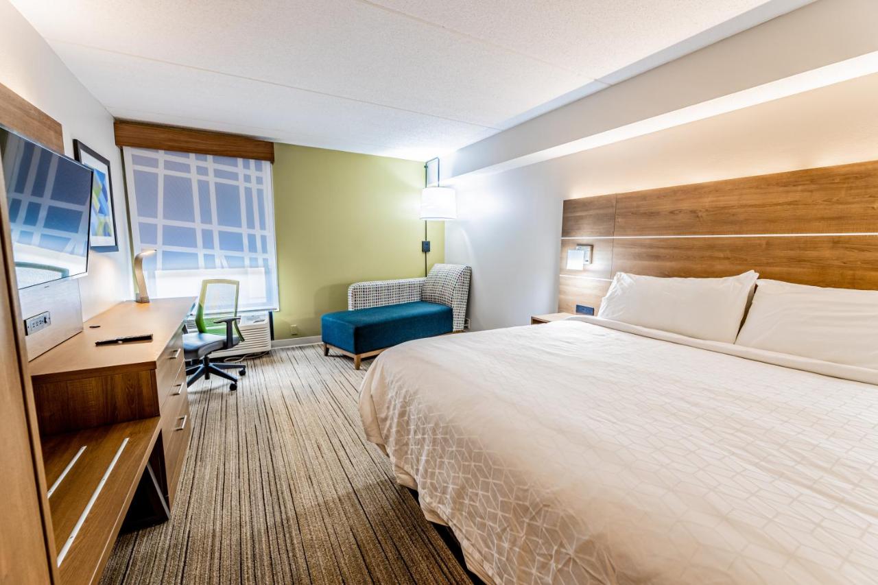 Deluxe King Room - Mobility Access at Holiday Inn Express Indianapolis South by IHG