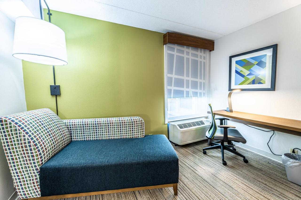 Deluxe King Room - Mobility Access at Holiday Inn Express Indianapolis South by IHG