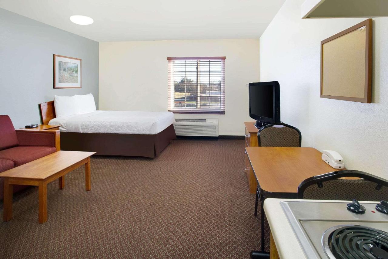 Standard Double Room with Tub - Disability Access/Non-Smoking at WoodSpring Suites Baton Rouge East I-12