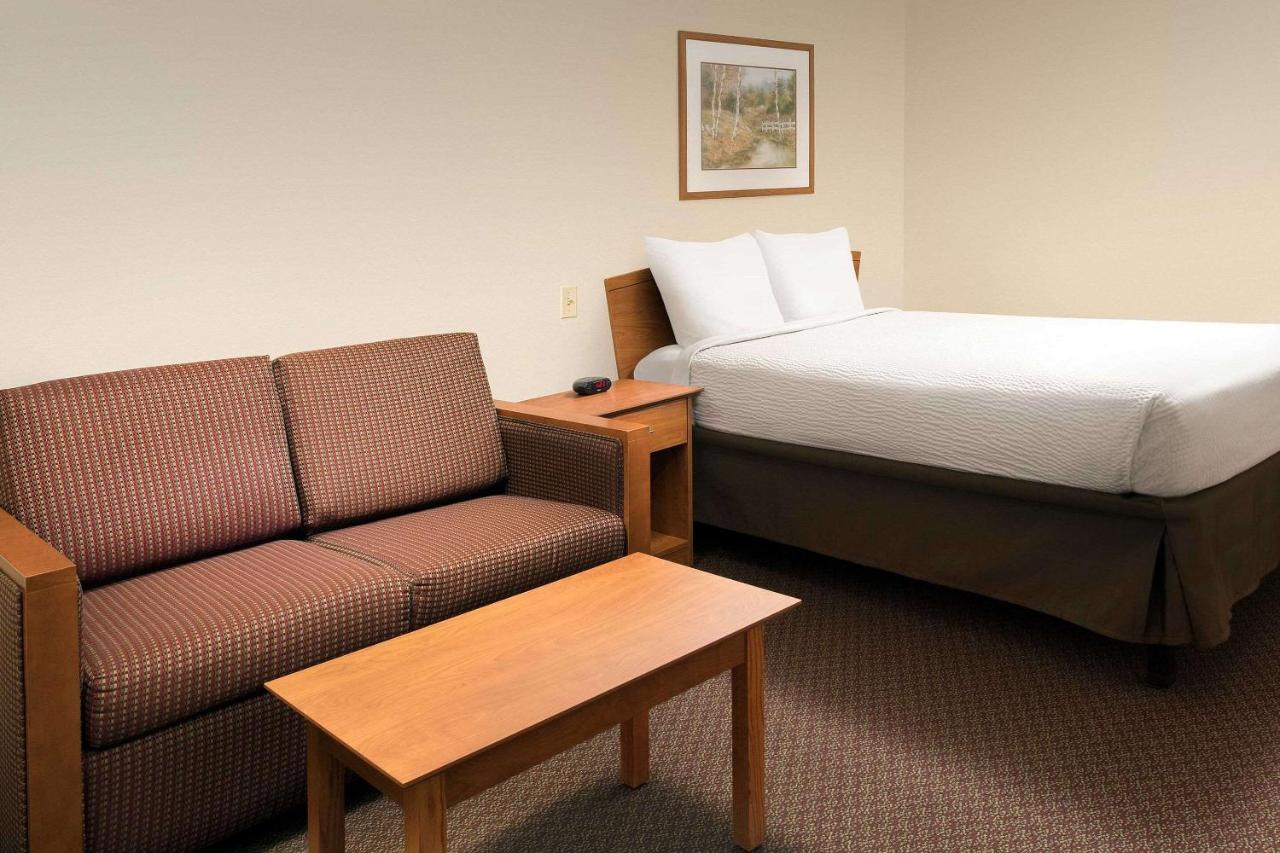 Queen Room - Disability Access/Smoking at WoodSpring Suites Midland