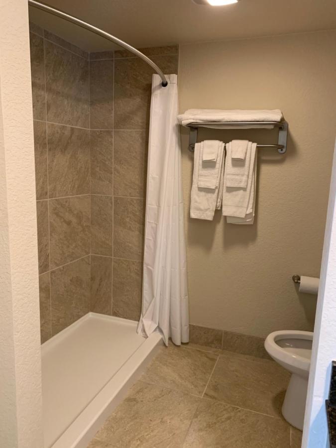 | Apple Valley Hotel & Lodge