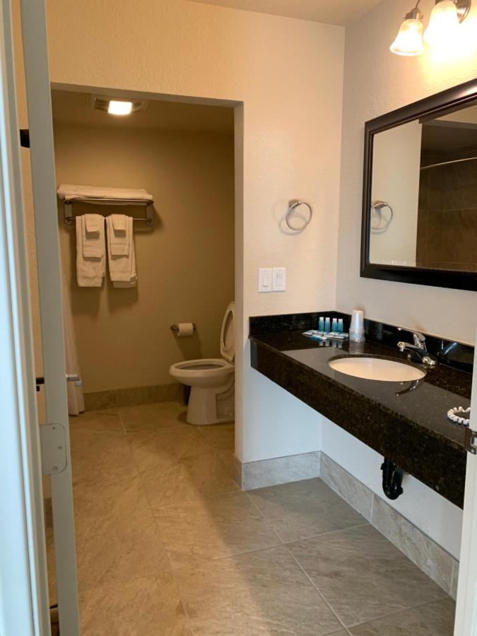 | Apple Valley Hotel & Lodge
