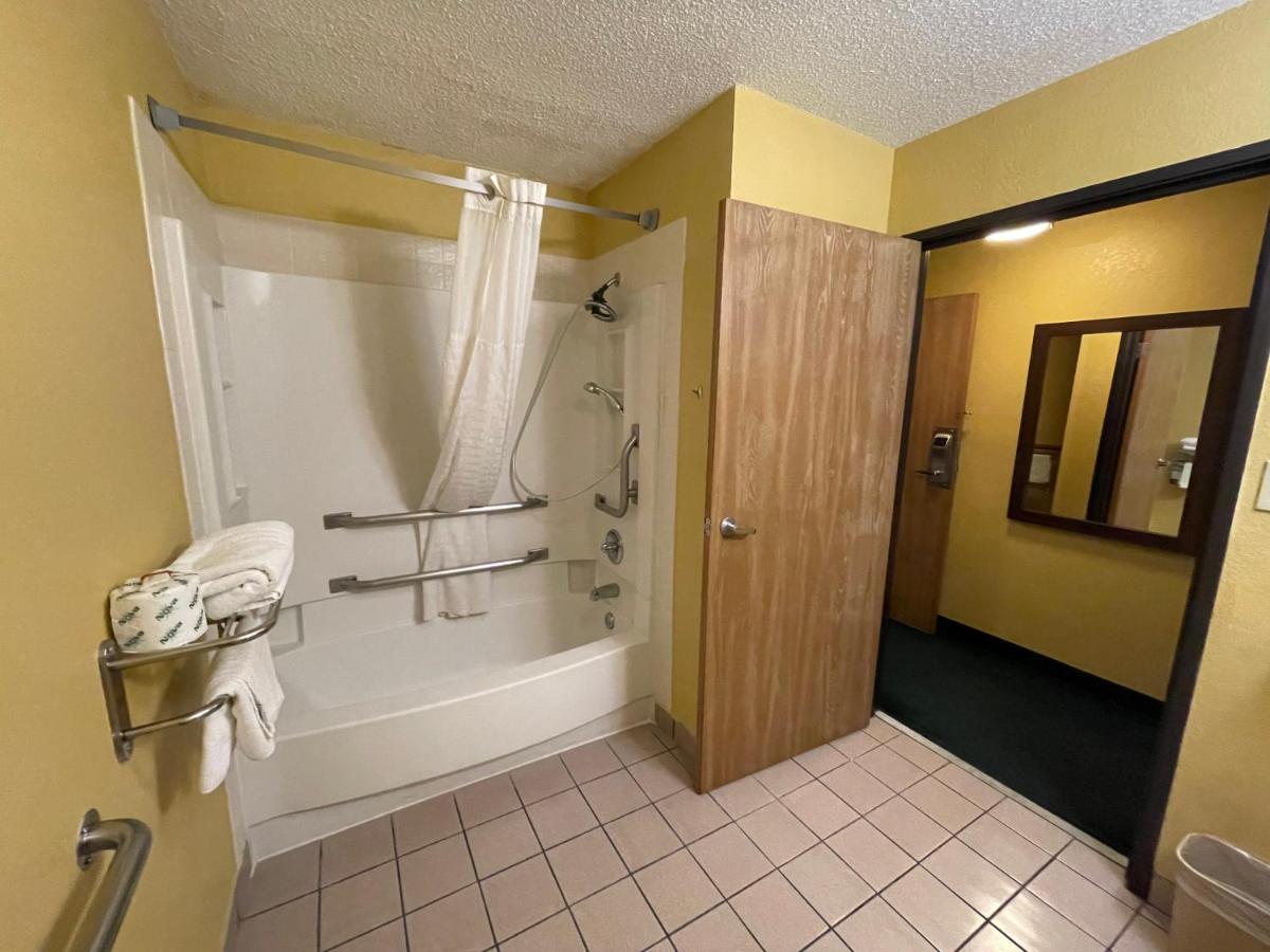 Queen Room - Disability Access/Non-Smoking at Super 8 by Wyndham Van Buren/Ft. Smith Area