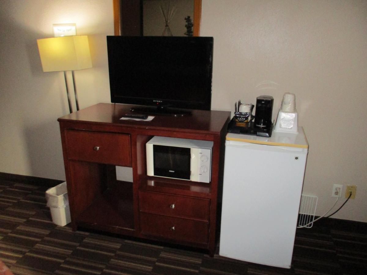 Queen Room - Disability Access/Non-Smoking at Super 8 by Wyndham Madison