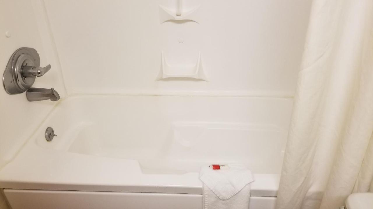 Deluxe King Room with Spa Bath- Non-Smoking at Howard Johnson by Wyndham Williamsburg