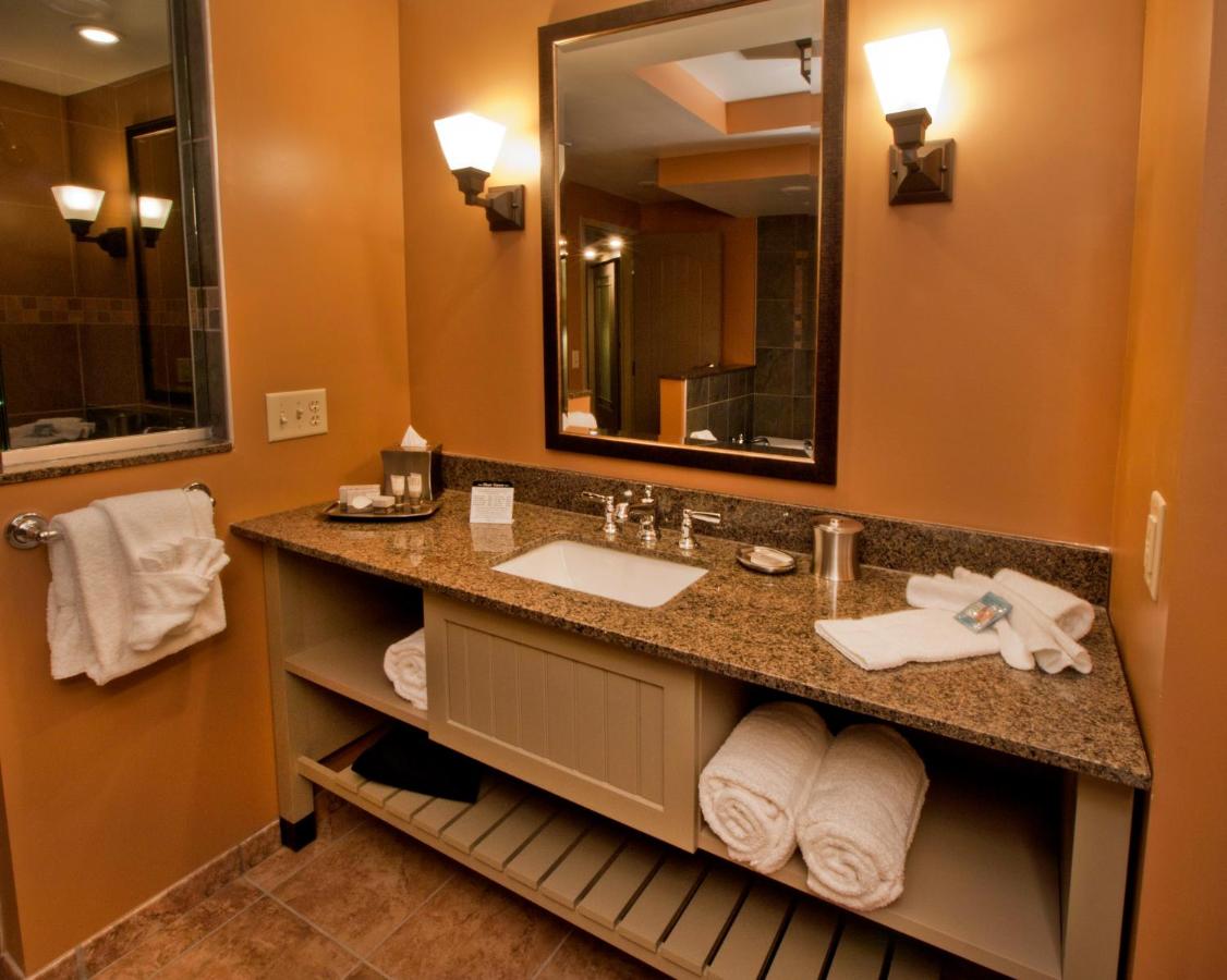 | 1000 Islands Harbor Hotel