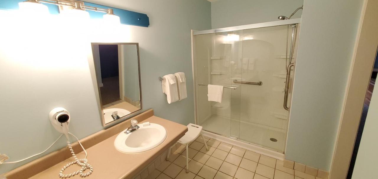 Queen Room - Disability Access at Amish Inn