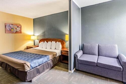 Queen Room - Accessible/Nonsmoking at Radford Inn