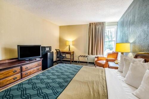 Queen Room - Accessible/Nonsmoking at Radford Inn