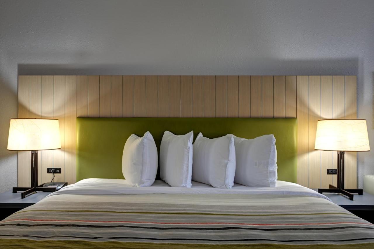 Standard King Room at Country Inn & Suites by Radisson, Pierre, SD