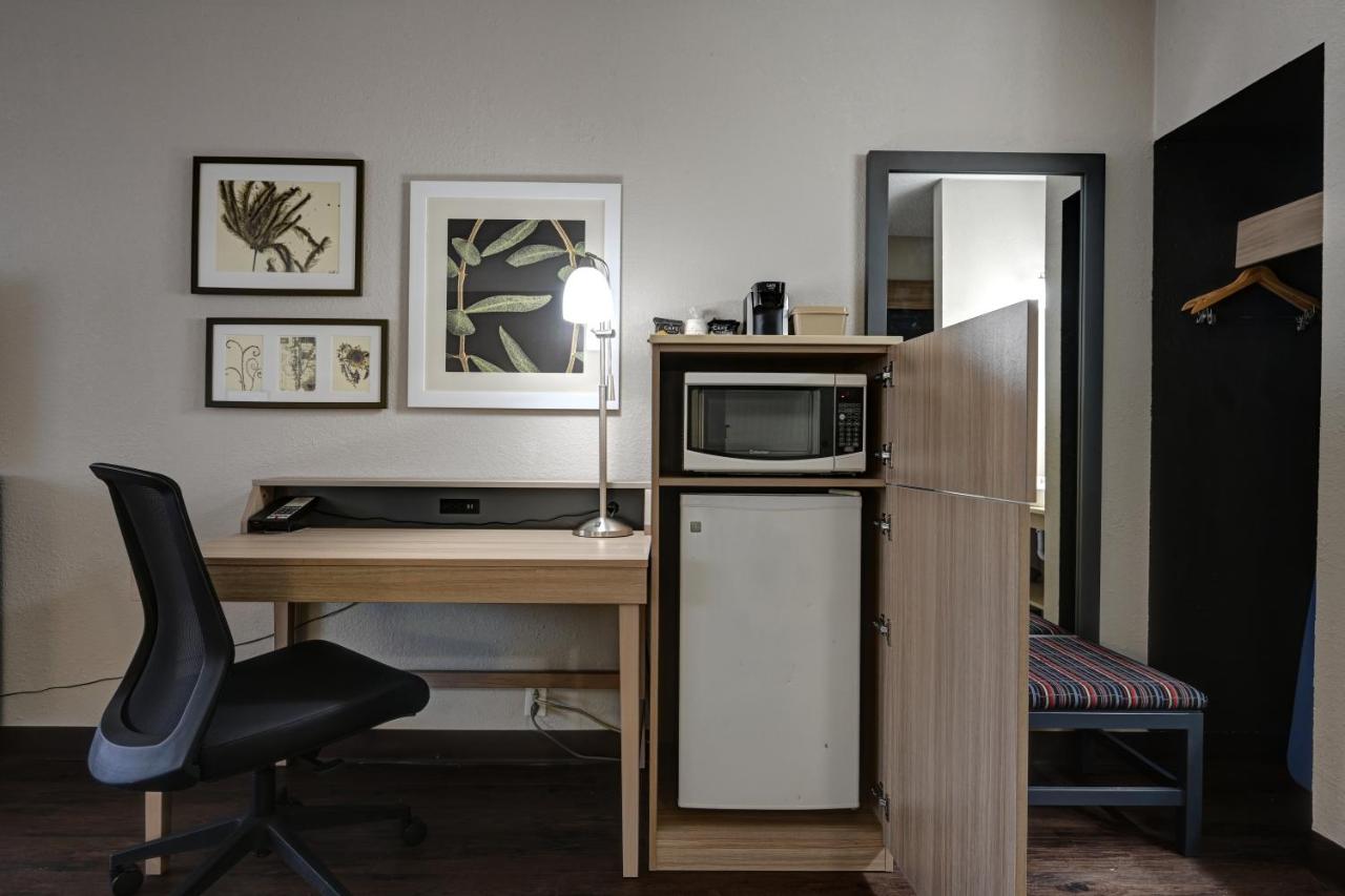 Standard King Room at Country Inn & Suites by Radisson, Pierre, SD