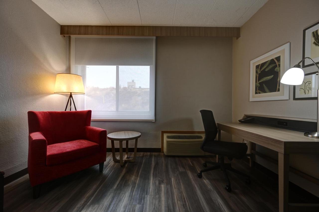 Standard King Room at Country Inn & Suites by Radisson, Pierre, SD