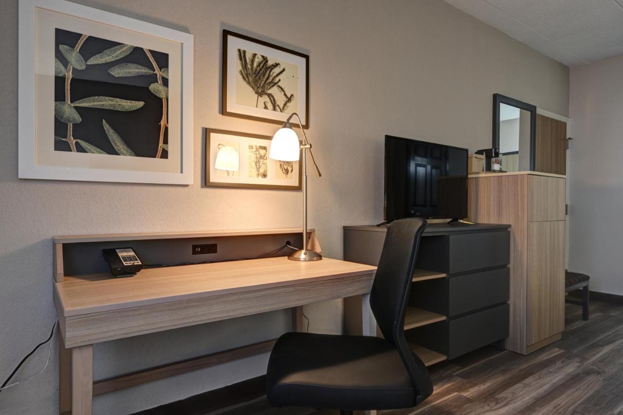 Queen Room with Roll-In Shower - Disability Access/Non-Smoking at Country Inn & Suites by Radisson, Pierre, SD